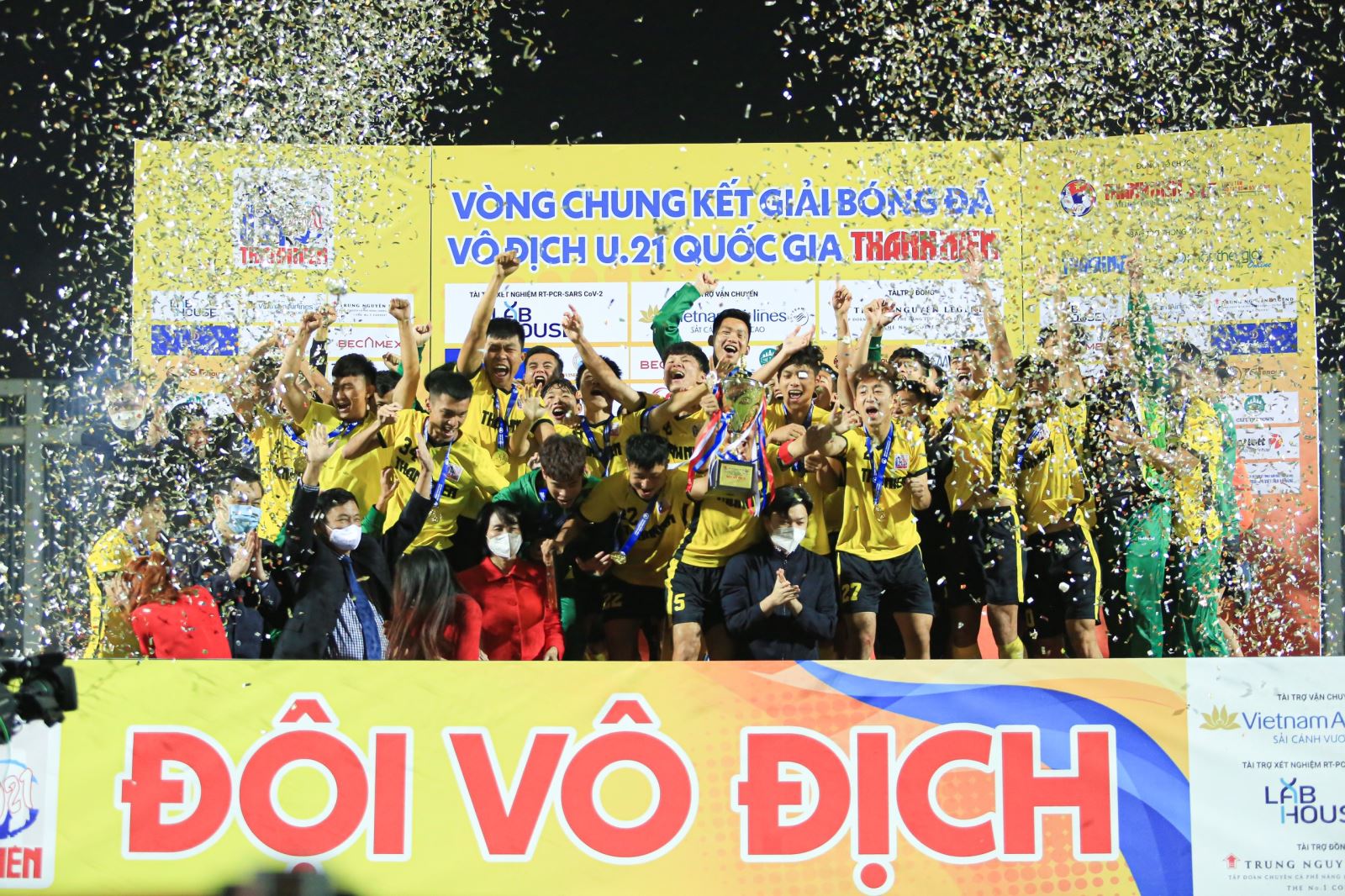HLV Graechen tiếp tục để lại ấn tượng ở đội bóng trẻ Việt Nam. Ảnh: QT