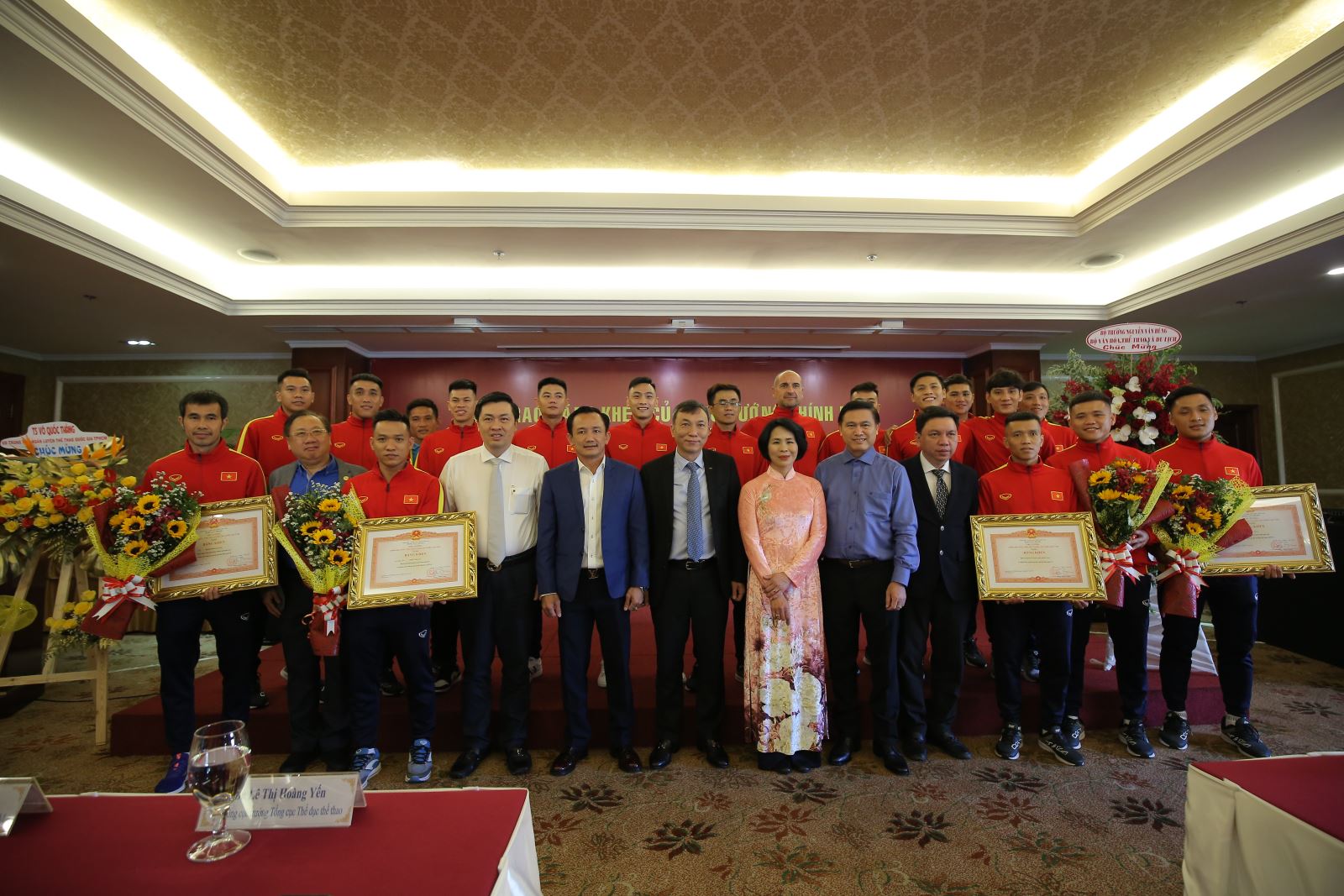 Đội tuyển futsal Việt Nam nhận bằng khen của Thủ tướng Chính phủ vào chiều 16-2 tại TPHCM. Ảnh: Anh Phương