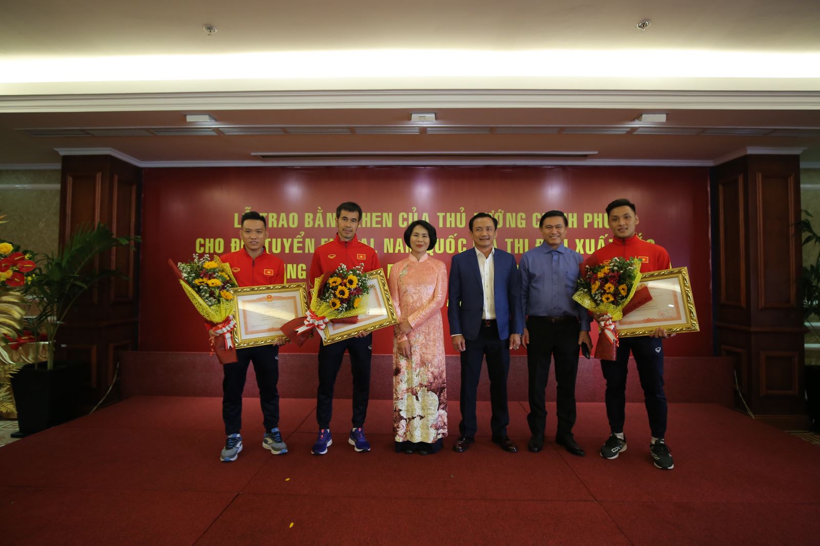 HLV Phạm Minh Giang và 2 cầu thủ Trần Văn Vũ, Hồ Văn Ý nhận thêm vinh dự cá nhân từ Thủ tướng Chính phủ. Ảnh: Anh Phương