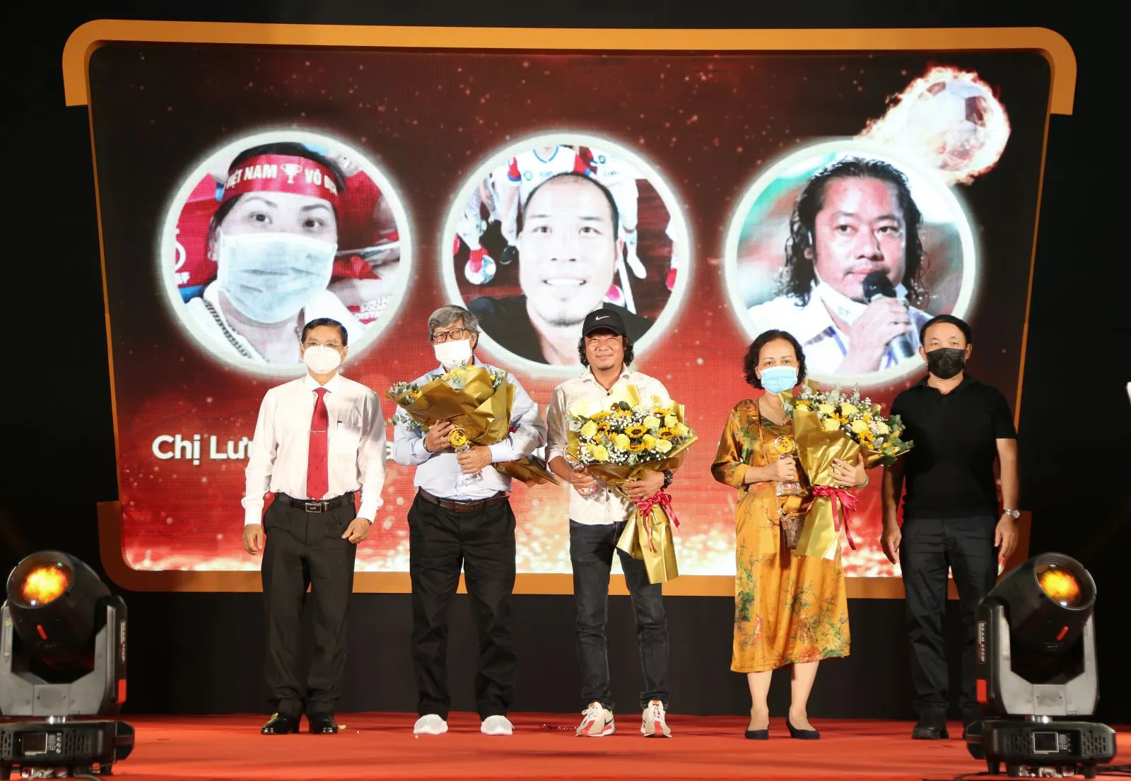 Nhà báo Trần Hải (giữa) được tôn vinh vì nghĩa cử đẹp với cộng đồng tại giải thưởng Fair Play 2021 được trao tối 22-2. Ảnh: PL
