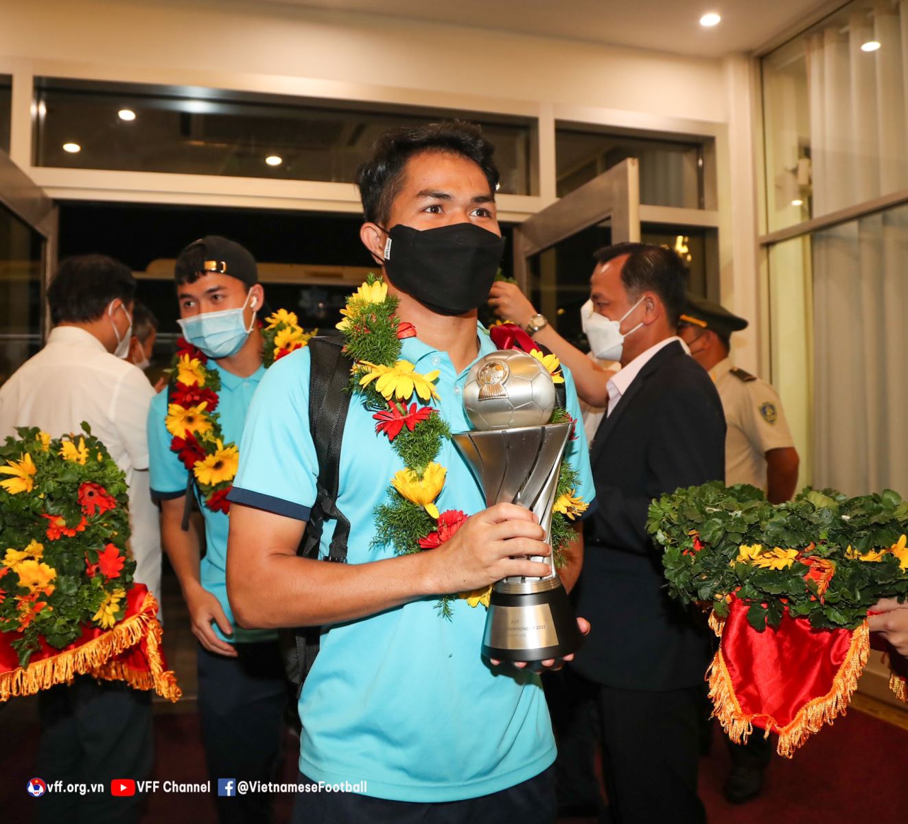 Dụng Quang Nho mang cúp vô địch U23 Đông Nam Á về nước tối 27-2. Ảnh: VFF