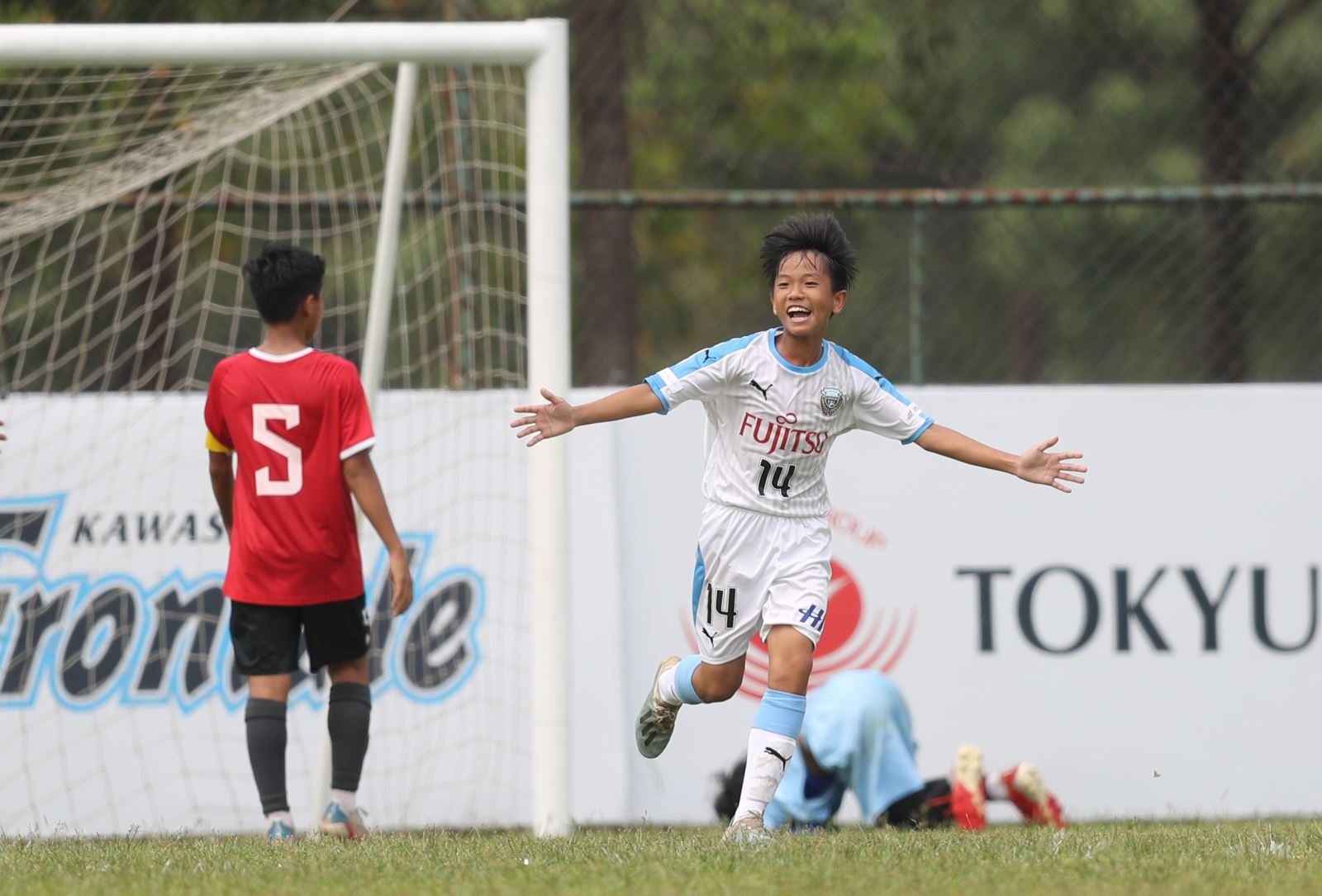 Đại diện đến từ Nhật Bản sẽ giúp các đội bóng trẻ Việt Nam có cơ hội cọ xát ngay tại sân nhà. Ảnh: AP
