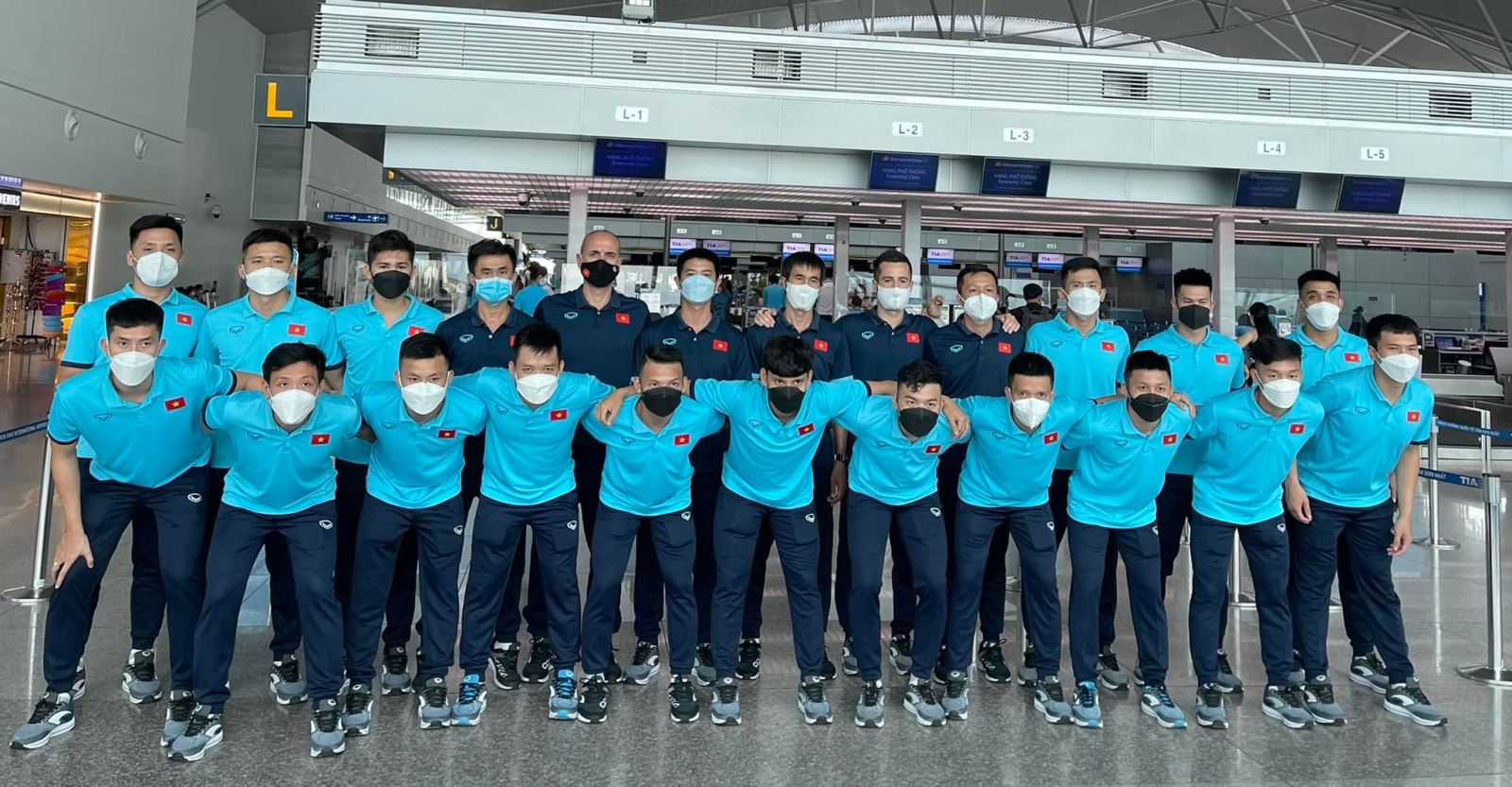 Đội tuyển futsal Việt Nam ở sân bay Tân Sơn Nhất, chuẩn bị đến Thái Lan. Ảnh: Anh Tú