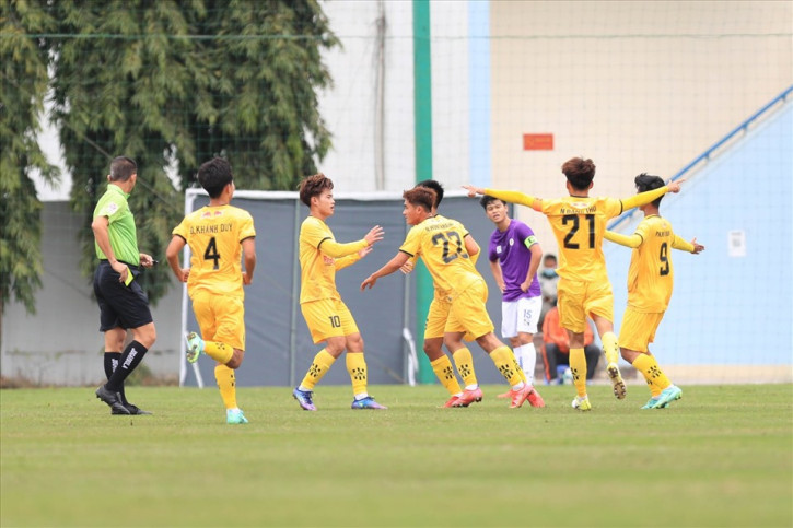 U19 HAGL từng thắng đậm U19 Hà Nội FC ở vòng loại nhưng đến VCK, họ phải nhờ vé vớt mới vào tứ kết. Ảnh: VFF