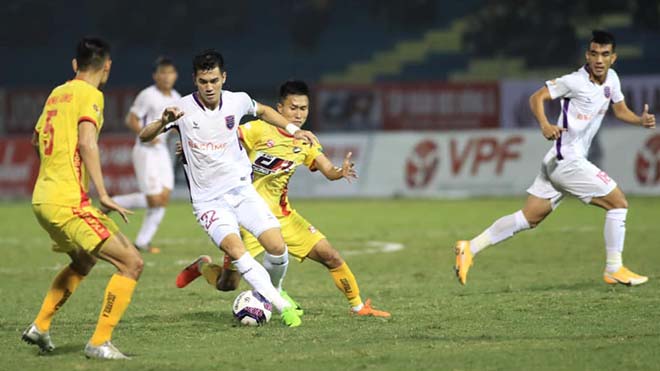 Tiến Linh giúp B.Bình Dương cầm hoà Hải Phòng 2-2 chiều 13-3. Ảnh: VPF