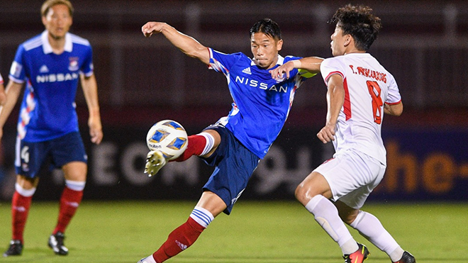 Minh Vương mắc sai lầm trực tiếp ở pha bóng này dẫn đến bước ngoặt trận thua Yokohama F Marinos. Ảnh: Yokohama FM