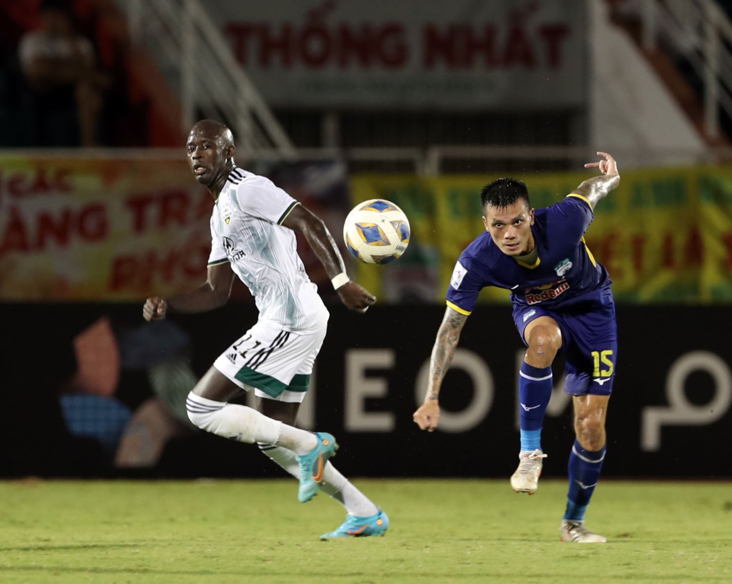 Hữu Tuấn đã có trận đấu để đời ở AFC Champions League với khả năng phòng ngự lẫn kiến tạo cho Văn Toàn ghi bàn gỡ 1-1. Ảnh: Tuấn Hữu