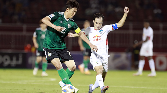 Văn Toàn đã chơi rất hay trước Jeonbuk Hyundai Motors nhưng không thể giúp đội nhà có bàn thắng hôm 22-4. Ảnh: Tuan Huu