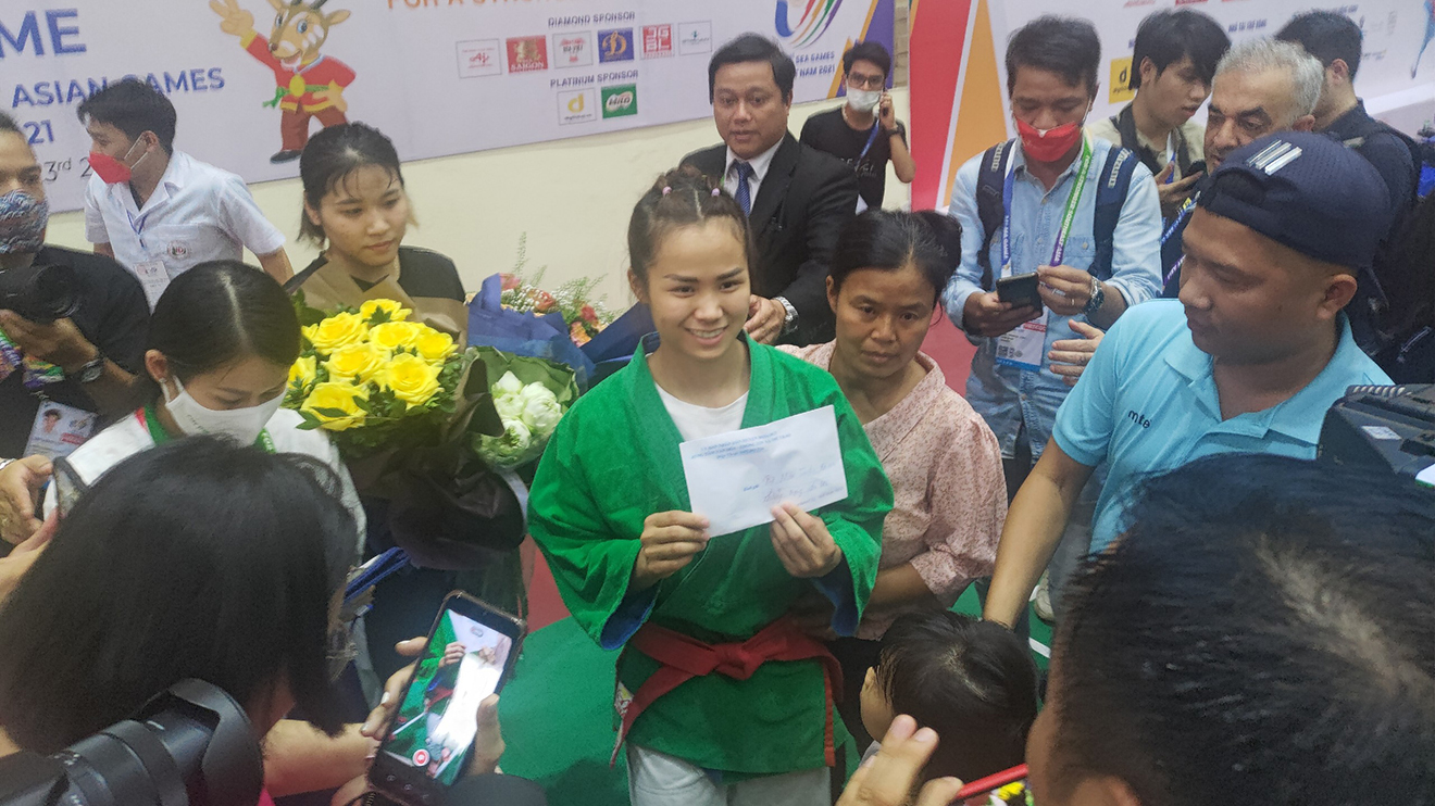 Tô Thị Trang được thưởng nóng với tấm HCV đầu tiên cho thể thao Việt Nam ở SEA Games 31. Ảnh: NH
