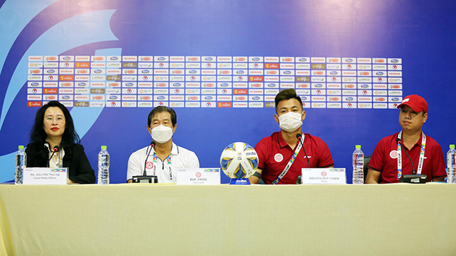 HLV Bae Ji Won của Viettel bị nhiễm COVID-19 trước trận gặp Phnom Penh Crown. Ảnh: VFF