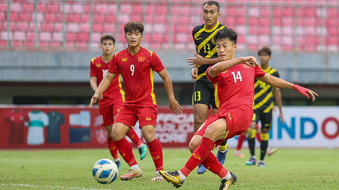 Quốc Việt và các đồng đội đã phung phí nhiều cơ hội trước U19 Malaysia chiều 13-7. Ảnh: VFF