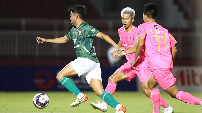 Lee Nguyễn ra sân từ đầu và giúp TPHCM đả bại Sài Gòn FC tối 20-8. Ảnh: VPF