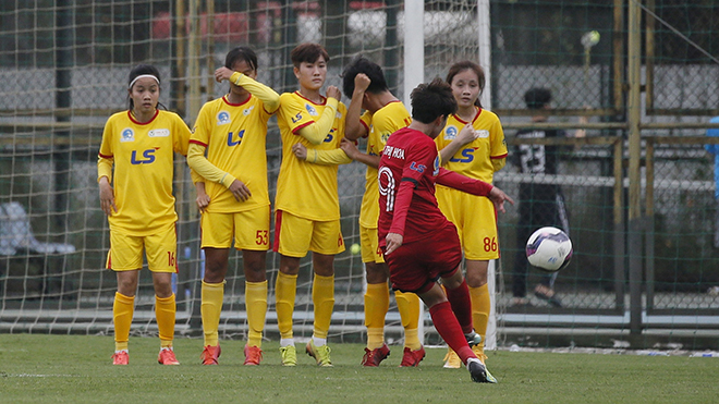 Cầu thủ gốc Nghệ An hoàn tất cú hat-trick trước TPHCM 2 bằng cú đá phạt hiểm hóc chiều 31-8. Ảnh: AH