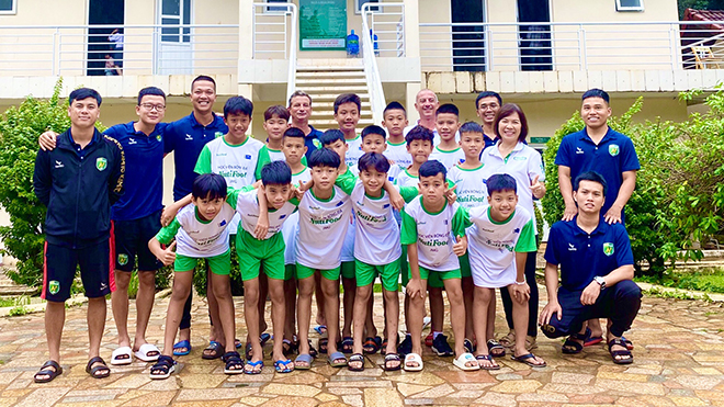 HLV Guillaume Graechen tiếp tục khởi động thêm mục tiêu đào tạo lứa cầu thủ tài năng kế tiếp cho bóng đá Việt Nam. Ảnh: MT