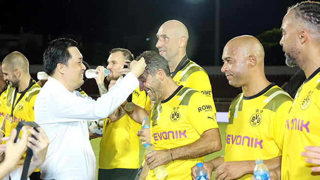 Các huyền thoại Dortmund hào hứng tham dự trận giao hữu từ thiện. Ảnh: TL