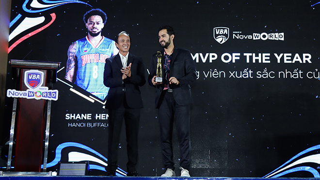 Đại diện cầu thủ Shane Henry nhận giải thưởng danh giá VĐV xuất sắc của năm. Ảnh: HT