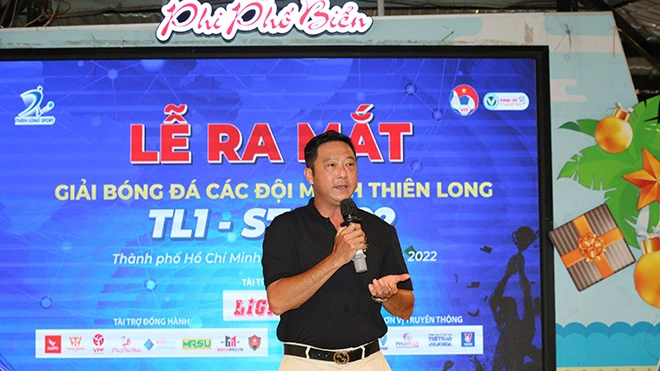 Giám đốc kỹ thuật Sài Gòn FC Lê Huỳnh Đức góp vui trong ngày ra mắt giải đấu hôm 25-9. Ảnh: TL
