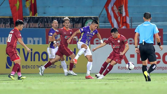 Đến lượt Hà Nội FC khổ vì trọng tài