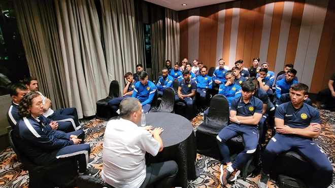 Chủ tịch Liên đoàn bóng đá Thái Lan Datuk Hamidin gặp gỡ các cầu thủ Malaysia trước giờ lên đường tới Thái Lan. Ảnh: FAM