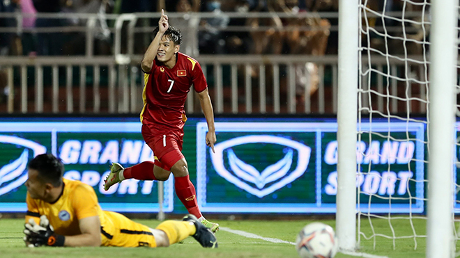 Thanh Nhân ghi bàn tuyệt đẹp trong ngày ra mắt đội tuyển Việt Nam tối 21-9. Ảnh: VFF