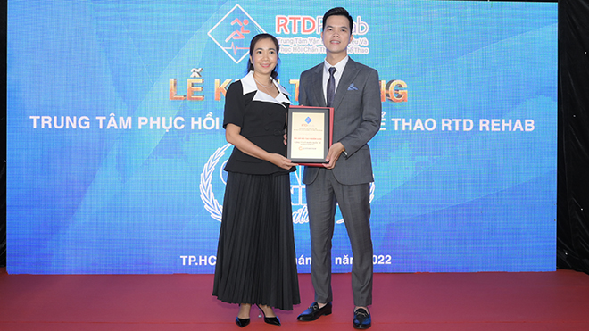 Bác sĩ ĐTQG Trần Huy Thọ ra mắt trung tâm trị liệu mình tâm huyết sáng 28-9. Ảnh: QAN