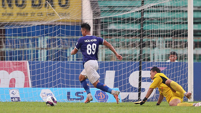 Hữu Khôi đưa Khánh Hoà lên hạng V-League 2023 bằng bàn ấn định chiến thắng 3-1 trước Cần Thơ chiều 29-10. Ảnh: VPF