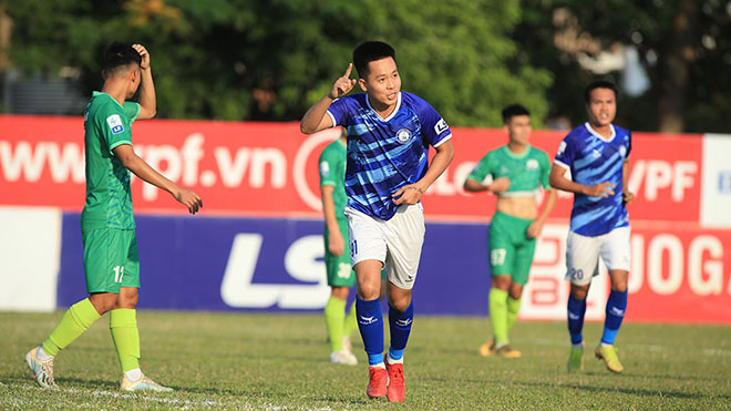 Lê Thanh Bình nâng tỷ số lên 2-1 cho Khánh Hoà trước Cần Thơ ở vòng cuối V-League 2022. Ảnh: VPF