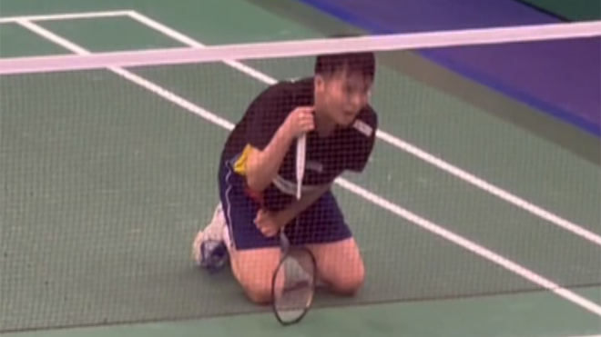 Goh Jin Wei đổ gục trên sàn đấu vì quá mệt ở trận thắng Phương Thúy chiều 1/10