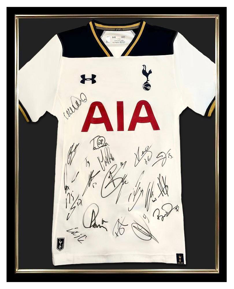 Chiếc áo có chữ ký của dàn sao Tottenham Hotspur sẽ được Paul Robinson mang đến Việt Nam. Ảnh: RP