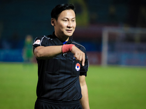 Trọng tài Trần Văn Lập làm dậy sóng sân Tân An là điểm nhấn vòng 23 V-League 2017. Ảnh: Hoàng Triều