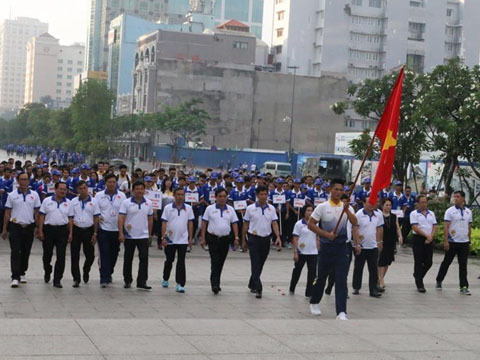 Hàng ngàn người tham dự Hưởng ứng Lễ xuất quân và đi bộ đồng hành cổ vũ đoàn thể thao Việt Nam dự SEA Games 29 cùng dâng hoa tượng đài Chủ tịch Hồ Chí Minh. Ảnh: Nam Trung