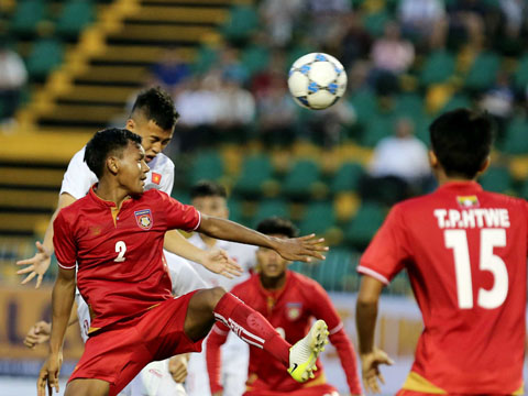 Pha chạm bóng đầu tiên của Khắc Khiêm giúp U19 Việt Nam có bàn gỡ 1-1. Ảnh: Độc Lập
