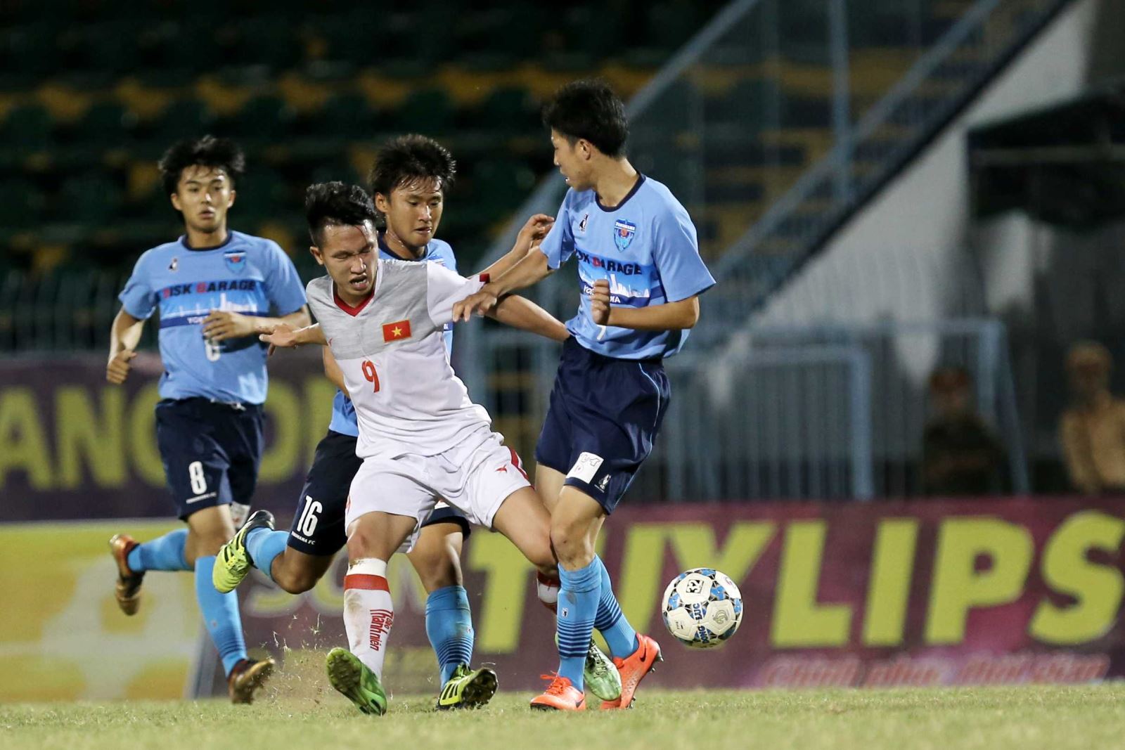 Ngọc Sơn nhận thẻ đỏ khiến U21 Việt Nam gặp khó ở chung kết. Ảnh: Anh Lập