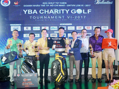 Tay golf Đinh Viết Sinh vô địch giải đấu. Ảnh: B.M