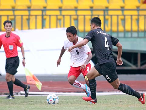 U21 Myanmar (trắng) đánh bại U21 Thái Lan. Ảnh: Dương Thu