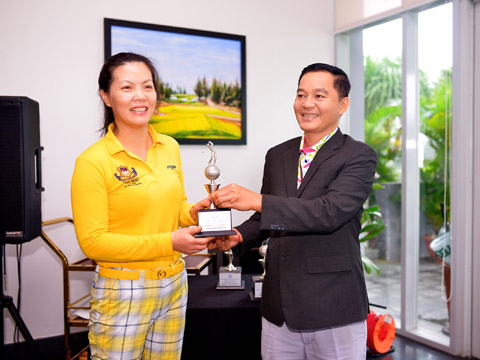 Đại diện BTC trao thưởng cho golfer