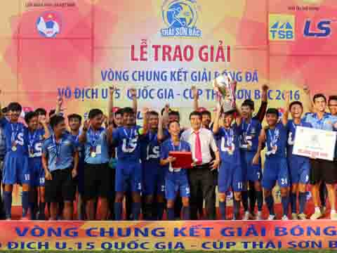 Ông Vinh rất mát tay khi làm công tác đào tạo trẻ - minh chứng là chức vô địch U15 QG cùng HAGL năm 2016. Ảnh: Duy Anh