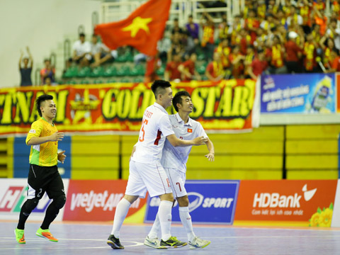 2/3 cầu thủ ghi bàn vào lưới Myanmar tối 30/10, thủ môn Văn Huy và tiền đạo Trọng Luân (số 7). Ảnh: H.K