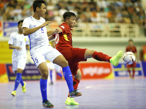 Malaysia (trắng) đang cho thấy bước phát triển vượt bậc so với futsal Việt Nam. Ảnh: Quang Thắng