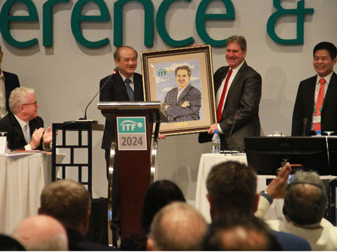Tổng cục trưởng Tổng cục TDTT Vương Bích Thắng tặng quà cho ông David Haggerty tại ITF AGM 2017. Ảnh: P.L