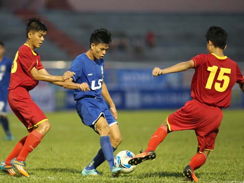 Sanatech Khánh Hòa (xanh) tận dụng tốt thời cơ 2 đội bóng mạnh cầm chân nhau để vươn lên dẫn đầu bảng B sau lượt đầu. Ảnh: Quang Phương