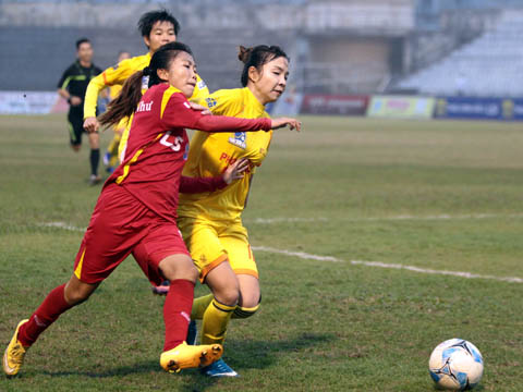 Huỳnh Như (đỏ) và các đồng đội TP.HCM 1 đã rất vất vả trước Phong Phú Hà Nam trong trận chung kết. Ảnh: Duy Anh