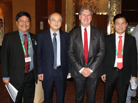 Chủ tịch VTF Nguyễn Quốc Kỳ (bìa phải) cùng Chủ tịch ITF David Haggerty. Ảnh: P.L