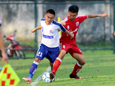 Đồng Tháp (đỏ) phải rời cuộc chơi trong tiếc nuối dù thắng Huế 3-2, họ kém Viettel 1 điểm khi kết thúc vòng bảng. Ảnh: Anh Hòa