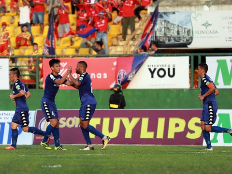 Số 4 của U20 Việt Nam trong màu áo B.Bình Dương đang có sự khởi đầu trong mơ trong lần đầu chơi V-League. Ảnh: Quang Liêm