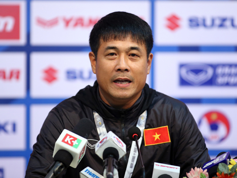 HLV Hữu Thắng phấn khởi trong buổi họp báo sau trận đấu. Ảnh: Quang Liêm