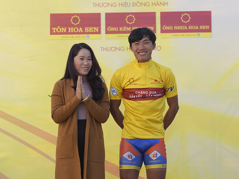 Phạm Quốc Cường giành Áo vàng ở giải kết thúc năm 2017 của xe đạp Việt Nam. Ảnh: Lê Huy