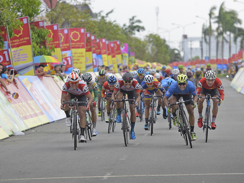 Lê Nguyệt Minh chính thức lấy giải Áo xanh sau chặng 2 giải xe đạp BTV Cúp Ống nhựa Hoa Sen 2017. Ảnh: Lê Huy