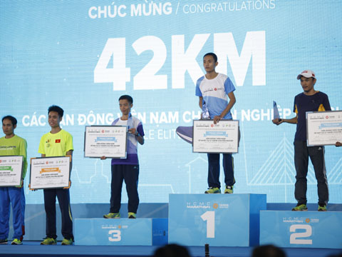 Các VĐV chuyên nghiệp Việt Nam đoạt thành tích tốt nội dung marathon hơn 42 km ở giải đấu quốc tế trên sân nhà. Ảnh: BM