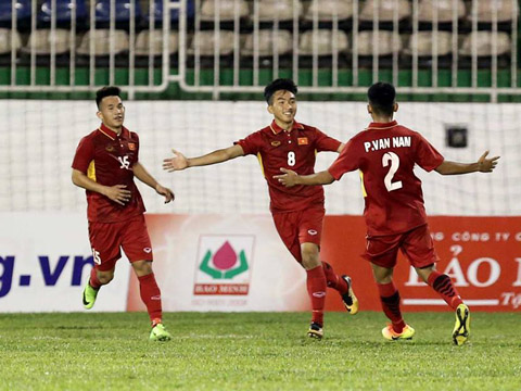 U19 tuyển chọn Việt Nam dễ dàng đánh bại U19 Chonburi 3-0 để leo lên vị trí đầu bảng. Ảnh: Anh Lập